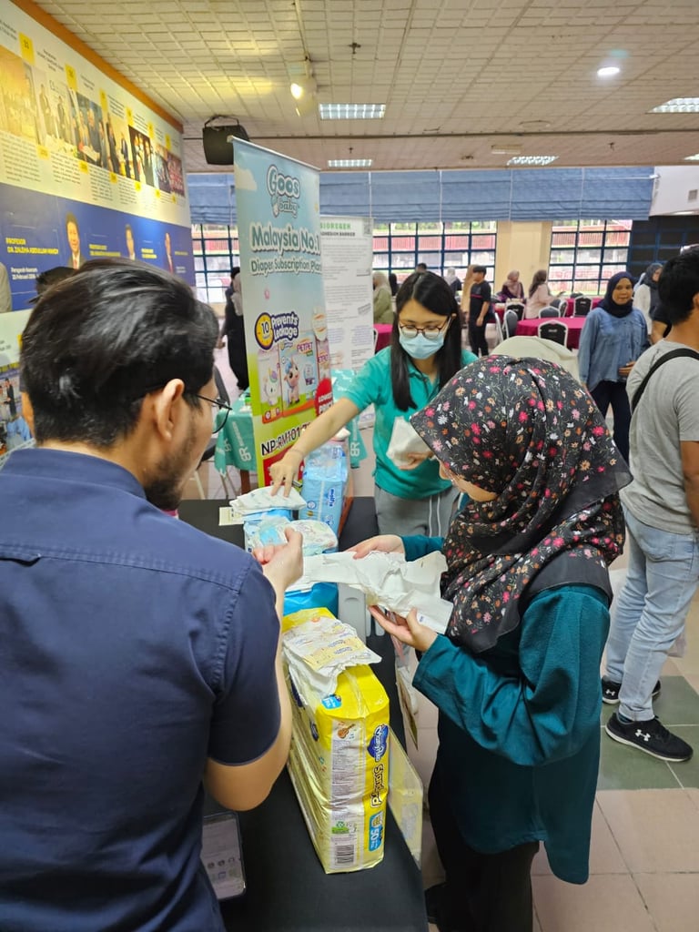 Demonstrasi penjagaan bayi